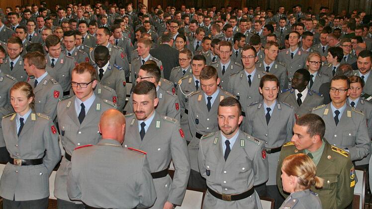 die Offiziersanwärter im vollbesetzten Max Littmann Saal.  Foto: Werner Vogel