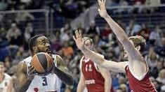 Ex-Bayern-Spieler K.C. Rivers wird von Patrick Heckmann gestoppt.