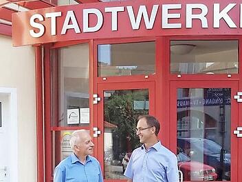 Doppelspitze bei den Bad Brückenauer Stadtwerken: Michael Garhamer (rechts) wird als neuer Geschäftsführer mit dem langjährigen Chef Günter Schneider (links) bis März 2017 zusammenarbeiten, ehe er offiziell dessen Nachfolge antritt. Foto: Rolf Pralle