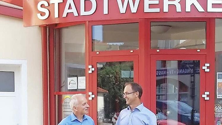 Doppelspitze bei den Bad Brückenauer Stadtwerken: Michael Garhamer (rechts) wird als neuer Geschäftsführer mit dem langjährigen Chef Günter Schneider (links) bis März 2017 zusammenarbeiten, ehe er offiziell dessen Nachfolge antritt. Foto: Rolf Pralle