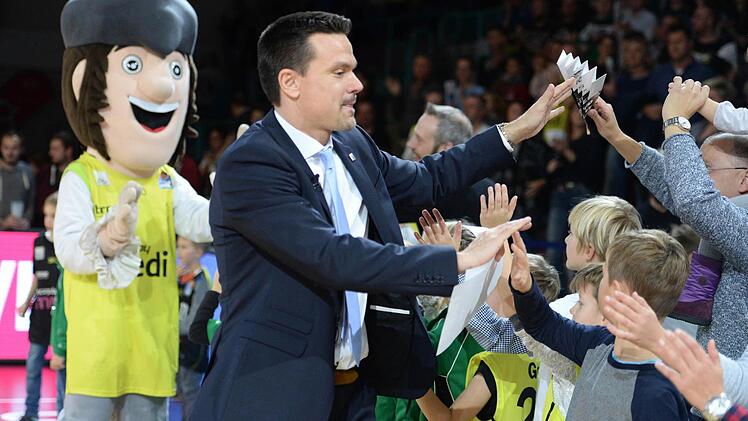 Trainer Raoul Korner feiert nach Spielschluss mit den Fans. Foto: Peter Mularczyk