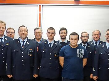 Anlässlich der Hauptversammlung der Feuerwehr Ahorn wurden Ehrungen und Beförderungen ausgesprochen.  Foto: Doris Weidner