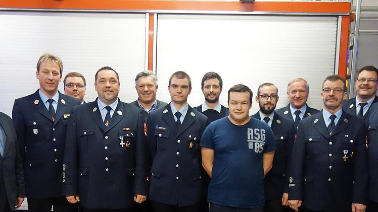 Anlässlich der Hauptversammlung der Feuerwehr Ahorn wurden Ehrungen und Beförderungen ausgesprochen.  Foto: Doris Weidner