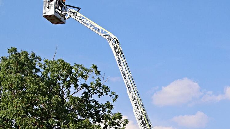 Die Drehleiter voll ausgefahren.H. Will