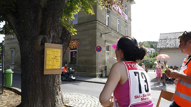 Dartpfeile auf den Fahrplan, die späteste Uhrzeit ergibt die höchste Punktzahl. Eine der drei Disziplinen beim Gleis-3-Triathlon bei else!2.Oliver Schikora