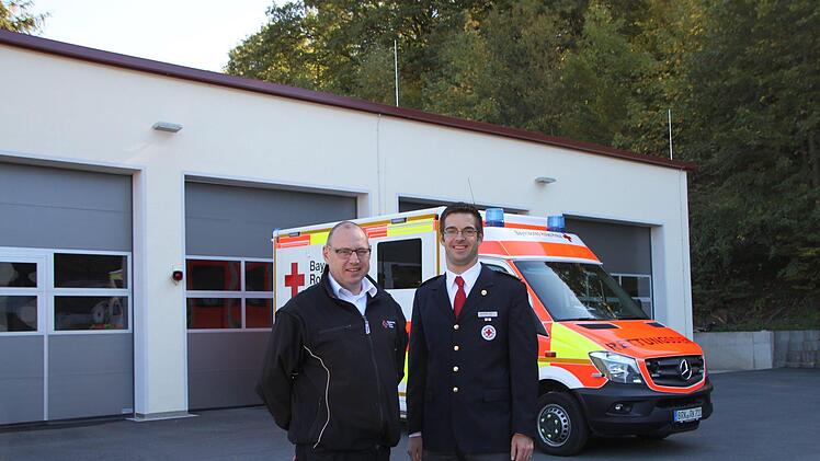 Besonders über  die geräumigen Fahrzeughallen freuen sich die Mitarbeiter - und natürlich auch Thomas Weber und Alexander Kretz. Foto: Ulrike Müller