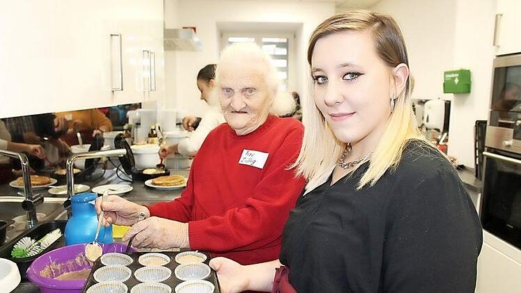 Maria Zillig (links) und Michelle Koch f&uuml;llen den Muffin-Teig in die F&ouml;rmchen.  Foto: Johanna Ott/Mehrgenerationenhaus