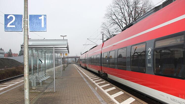 Hier hält der Regionalexpress nach Saalfeld im Stockheimer Bahnhof. Foto: Andreas Schmitt