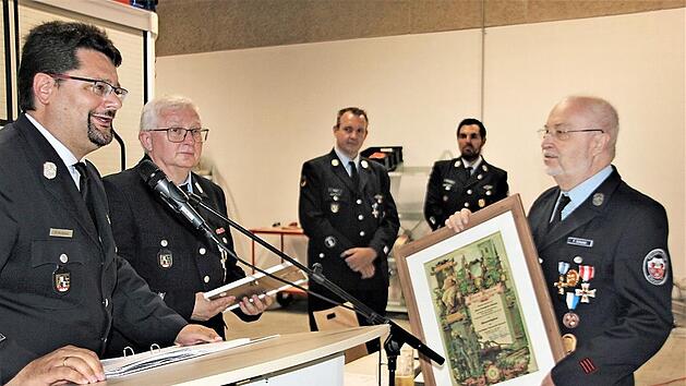 50 Jahre lang hatte Friedrich Schedel das Amt des Kassiers inne. Am Dienstag wurde er zum Ehrenmitglied ernannt. Mit im Bild Erster Vorsitzender Stefan Wicklein und Zweiter Vorsitzender Gottfried Möller, Kommandant Christian Büttner und stellvertretender Kommandant Christian Grebner.