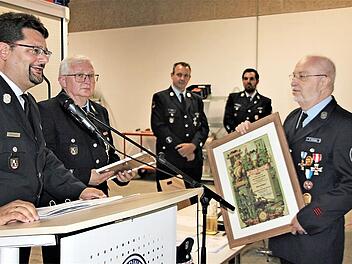 50 Jahre lang hatte Friedrich Schedel das Amt des Kassiers inne. Am Dienstag wurde er zum Ehrenmitglied ernannt. Mit im Bild Erster Vorsitzender Stefan Wicklein und Zweiter Vorsitzender Gottfried M&ouml;ller, Kommandant Christian B&uuml;ttner und stellvertretender Kommandant Christian Grebner.