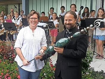 Ein überdimensionaler Notenschlüssel symbolisierte den Wechsel. Daniela Wagner (links) übergab die Musikschulleitung an Jan Jancálek.