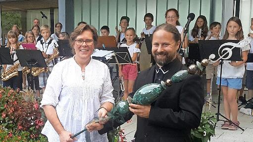 Ein überdimensionaler Notenschlüssel symbolisierte den Wechsel. Daniela Wagner (links) übergab die Musikschulleitung an Jan Jancálek.