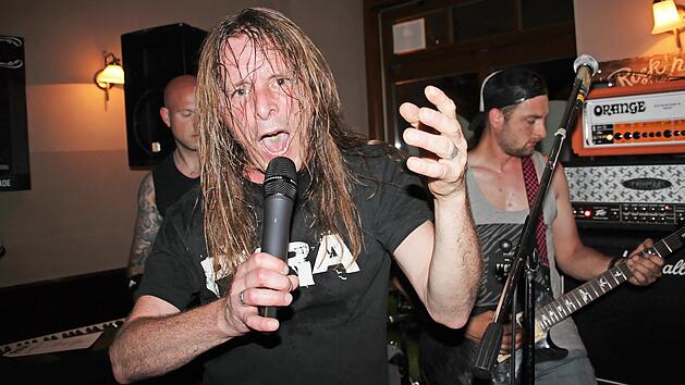 Markus Appelius schreit sich die Seele aus dem Leib. Jan Stein (r.) und Tim F&ouml;rtsch spielen die kernigen Gitarrenriffs dazu. Am 15. April rocken die drei in Altenkunstadt.