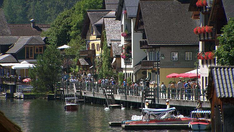 Die atemberaubende, m&auml;rchenhafte Lage von Hallstatt zwischen dem tiefblauen Hallst&auml;tter See und den steilen Bergen des Dachstein-Massivs hat den Ort weltber&uuml;hmt gemacht.