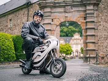Horst Lichter d&uuml;st auf zwei R&auml;dern zum pittoresken Schloss Ehreshoven, wo die diesj&auml;hrige "Bares f&uuml;r Rares XXL"-Sendung aufgezeichnet wurde. Die Ausstrahlung k&ouml;nnte jedoch unterbrochen werden - je nach Wetter.