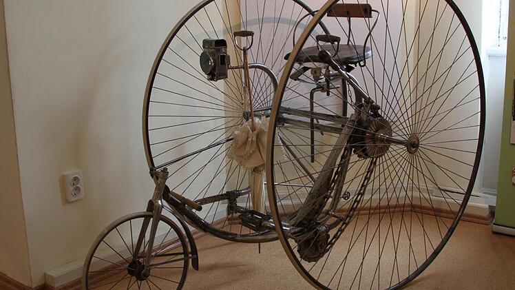 Der Grund für die Außenseiter-Rolle war die Mode: Frau trug lange, weite Röcke. Deshalb wurden bald Dreiräder erfunden. Die gab's für Frauen...