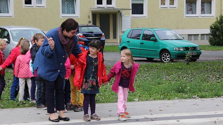 Erst links, dann rechts, dann wieder links: Regina Batyi übt mit Amelie und Soléa das richtige Überqueren der Straße.