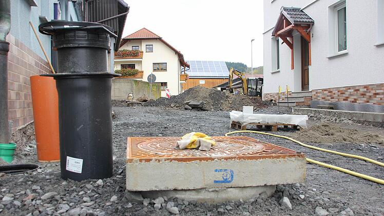 Der Kanaldeckel sitzt schon auf dem Niveau des neuen Platzes. Foto: Friedwald Schedel