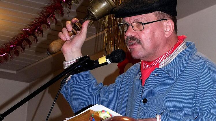 Diakon Bernhard Trunk erntete mit seiner brillanten Rede als "Ausscheller" beim Sander Seniorenfasching sehr viel Applaus. Foto: Alfons Beuerlein