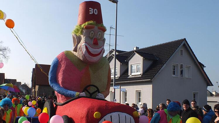 Die Geierstuben folgten bunt gekleidet dem "großen Clown" aus Pappmache.