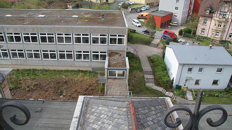 Der Hang ist schon abgegraben, zwischen dem Hauptbau und dem Fachtraktbau soll das neue Gebäude am MGF entstehen.