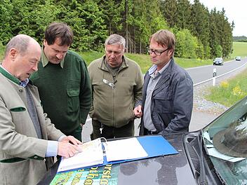 Mehr Schutz vor Wildunfällen auch an der Kreisstraße KC 04 zwischen Marienroth und Posseck. Dies besprachen vor Ort ( von links) Klaus Riedel, Jagdpächter Lothar Peter, Winfried Wachter von der BJV-Kreisgruppe und stellvertretender Sachgebietsleiter Wolfgang Dietrich (Tiefbauverwaltung Landkreis Kronach).  Foto: Rainer Glissnik