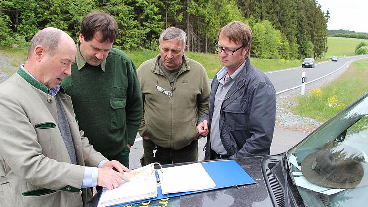 Mehr Schutz vor Wildunfällen auch an der Kreisstraße KC 04 zwischen Marienroth und Posseck. Dies besprachen vor Ort ( von links) Klaus Riedel, Jagdpächter Lothar Peter, Winfried Wachter von der BJV-Kreisgruppe und stellvertretender Sachgebietsleiter Wolfgang Dietrich (Tiefbauverwaltung Landkreis Kronach).  Foto: Rainer Glissnik