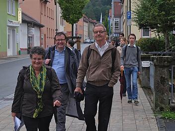 Kreisheimatpflegerin Cornelia Mence (vorne) führte rund ein Dutzend Wiener Wissenschaftler und Studenten durch Bad Brückenau und gab Auskunft über die Geschichte. Foto: Gerd Schaar