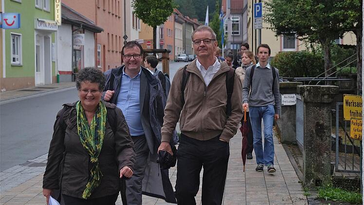 Kreisheimatpflegerin Cornelia Mence (vorne) führte rund ein Dutzend Wiener Wissenschaftler und Studenten durch Bad Brückenau und gab Auskunft über die Geschichte. Foto: Gerd Schaar