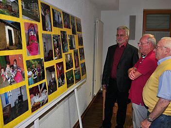 Zur Feier des 20-jährigen Bestehens des Vereins "Haßfurt hilft" im katholischen Pfarrsaal in Haßfurt hatte der Kassier Walter Becker eine Bilderausstellung konzipiert. Unser Bild zeigt (von links) Walter Becker, Karl-Heinz Löffler und den "Nähmaschinenspezialisten" des Vereins, Siegfried Thiem. Fotos: Ulrike Langer