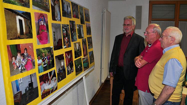 Zur Feier des 20-jährigen Bestehens des Vereins "Haßfurt hilft" im katholischen Pfarrsaal in Haßfurt hatte der Kassier Walter Becker eine Bilderausstellung konzipiert. Unser Bild zeigt (von links) Walter Becker, Karl-Heinz Löffler und den "Nähmaschinenspezialisten" des Vereins, Siegfried Thiem. Fotos: Ulrike Langer