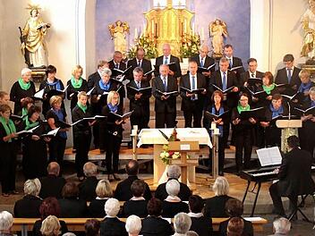 Der Pfarrchor in St. Laurentius, am E-Piano begleitet und dirigiert von Claus Keller Foto: Johanna Blum