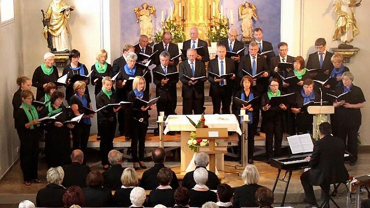 Der Pfarrchor in St. Laurentius, am E-Piano begleitet und dirigiert von Claus Keller Foto: Johanna Blum