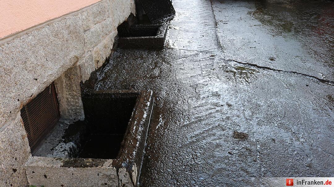 Mit 25.000 Liter Guelle beladener Lkw kippt um