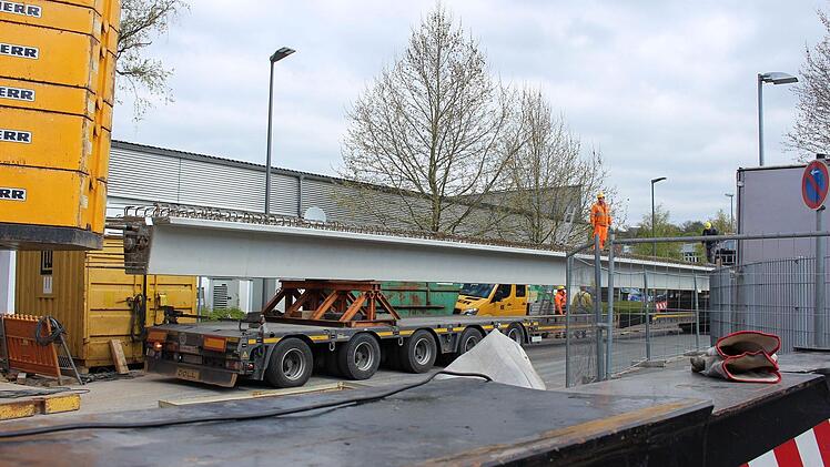 In der Ernst-Faber-Straße wird das Brückenteil angeliefert. Foto: Ulrike Nauer