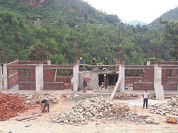 Ein Teil des Schulkomplexes der Shree Bageshworee Higher Secondary School in Malekhu wurde vor zwei Jahren durch die Erdbeben zerstört. Ein Neubau mit vier Klassenzimmern soll diesen Gebäudeteil ersetzen. Die Kinder bekommen dort eine durchgehende Hauptschulbildung bis zur zehnten Klasse. Foto: privat