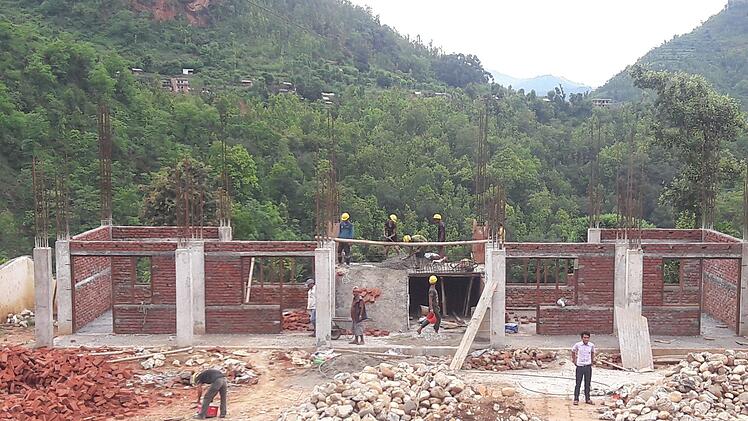 Ein Teil des Schulkomplexes der Shree Bageshworee Higher Secondary School in Malekhu wurde vor zwei Jahren durch die Erdbeben zerstört. Ein Neubau mit vier Klassenzimmern soll diesen Gebäudeteil ersetzen. Die Kinder bekommen dort eine durchgehende Hauptschulbildung bis zur zehnten Klasse. Foto: privat