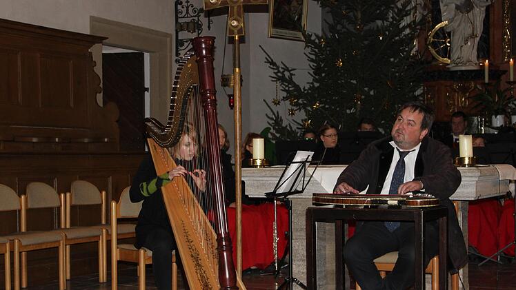 Premiere für Pfarrer Michael Erhart: Mit der Harfenistin Sarah Krines spielte er an der Zither "Es wird scho glei dumpa".Reuther