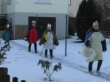 Im vergangenen Jahr stapften  die Sternsinger  noch durch  Schnee. Unser Bild  aus dem Eberner Stadtteil Heubach zeigt Lara, Jannis, Lukas und Lilli (von vorne nach hinten).Patrick Hanus