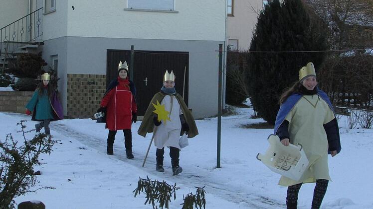 Im vergangenen Jahr stapften  die Sternsinger  noch durch  Schnee. Unser Bild  aus dem Eberner Stadtteil Heubach zeigt Lara, Jannis, Lukas und Lilli (von vorne nach hinten).Patrick Hanus