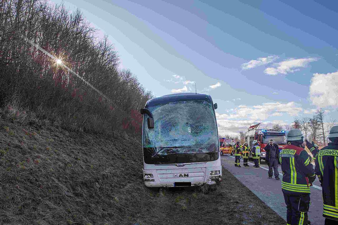 Mittelfranken: Bus mit 26 Schülern verunglückt auf A7 – mehrere Verletzte