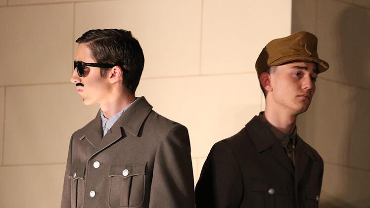 Politische Parabel: Das Franz-Miltenberger-Gymnasium inszenierte "Arturo Ui" von Bertolt Brecht. Der aufhaltsame Aufstieg eines Gangsterbosses in Chicago zeigt, wie Macht Menschen manipuliert. Foto: Sebastian Schmitt