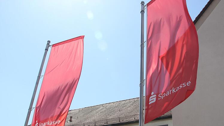 Derzeit zwei Flaggen, ein Haus! Oder bald wieder: zwei Flaggen, zwei H&auml;user (gesehen in Zeil)?  Klaus Schmitt