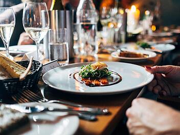 Sich kulinarisch verwöhnen lassen - Durch die jährlichen Restaurantbewertungen des Guide Michelin findet man die besten Restaurants aus der Region. Foto:   Free-Photos/pixabay.com