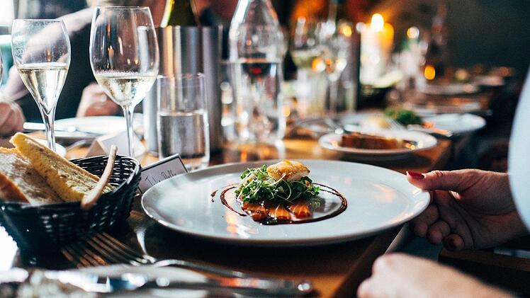 Sich kulinarisch verwöhnen lassen - Durch die jährlichen Restaurantbewertungen des Guide Michelin findet man die besten Restaurants aus der Region. Foto:   Free-Photos/pixabay.com