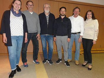 Zweite Vorsitzende Claudia Wehner (links) und Angelika Haßfurter (rechts) ehrten von links Kurt Müller, Norbert Hartmann (beide 50 Jahre Treue), Philipp Kreile (25) und Siegfried Kröckel (50 Jahre). Foto: Wolfgang Wimmel