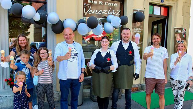 Bei der Er&ouml;ffnung der neuen Eisdiele auf dem Marktplatz in M&uuml;nnerstadt: Eva und Michael Kastl mit drei ihrer Kinder, die Eisdielenbetreiber Litafete und Zemri Vejseli sowie die Stadtr&auml;te und Wirtschaftsreferenten Johannes Wolf und Christine Martin.
