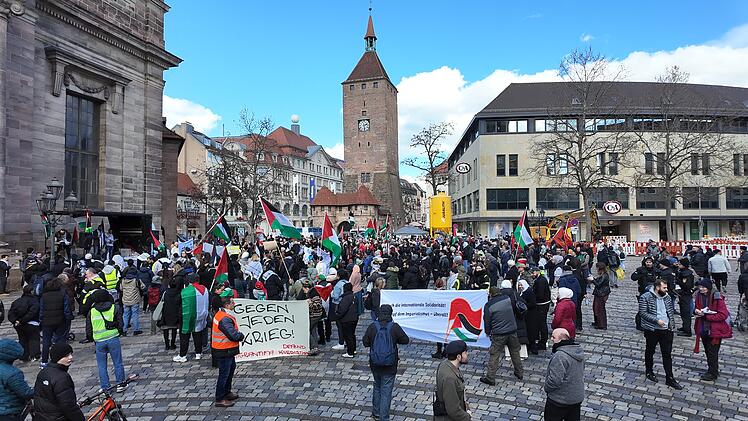Demonstration gegen Waffenmesse EnforceTac: 500 Menschen gehen in Nürnberg auf die Straße
