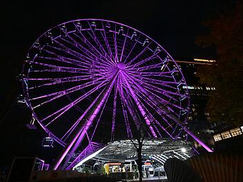 Beleuchtungsaktion in Pink zum Weltmädchentag