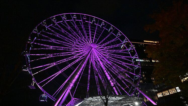 Beleuchtungsaktion in Pink zum Weltmädchentag